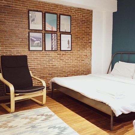 Отель T-House Bkk 2Floors Near Bts With Swimming Pool And Free Wifi Бангкок Экстерьер фото