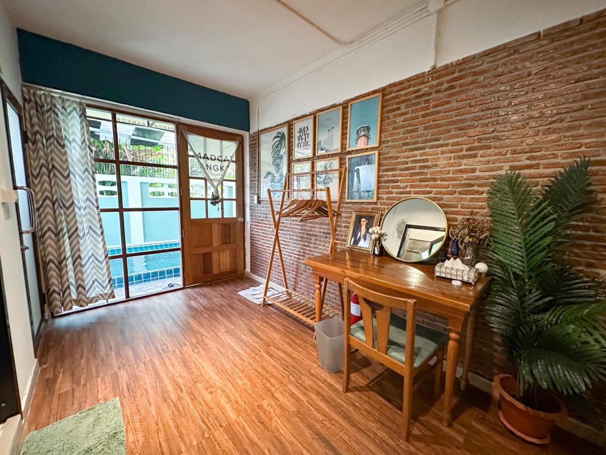 Отель T-House Bkk 2Floors Near Bts With Swimming Pool And Free Wifi Бангкок Экстерьер фото