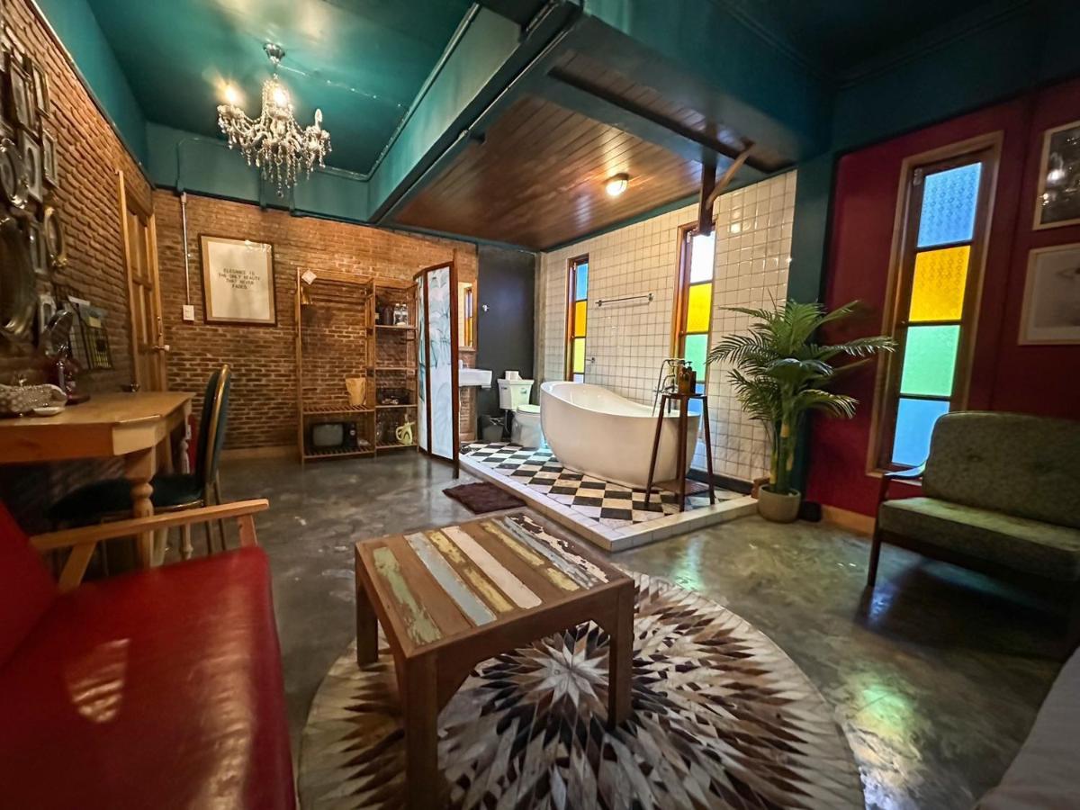 Отель T-House Bkk 2Floors Near Bts With Swimming Pool And Free Wifi Бангкок Экстерьер фото