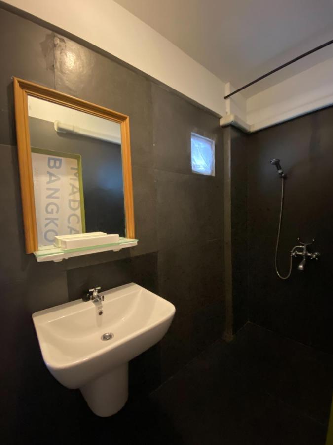 Отель T-House Bkk 2Floors Near Bts With Swimming Pool And Free Wifi Бангкок Экстерьер фото