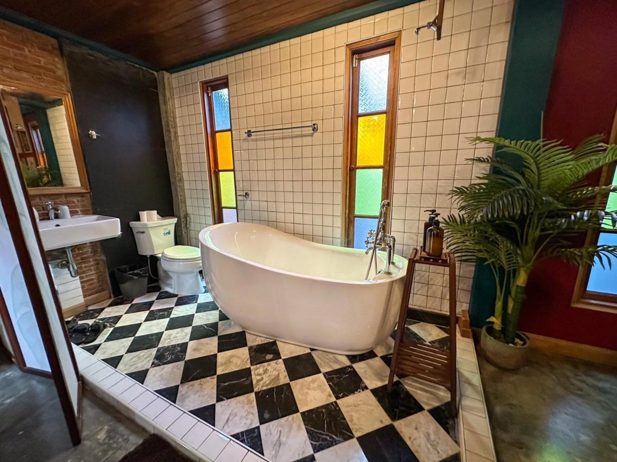 Отель T-House Bkk 2Floors Near Bts With Swimming Pool And Free Wifi Бангкок Экстерьер фото