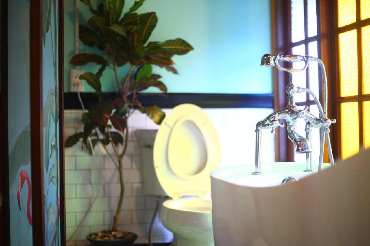 Отель T-House Bkk 2Floors Near Bts With Swimming Pool And Free Wifi Бангкок Экстерьер фото