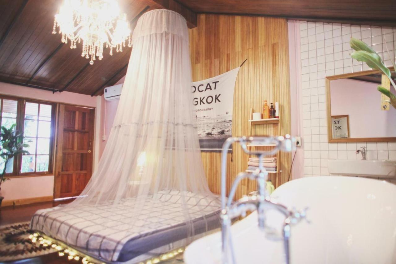 Отель T-House Bkk 2Floors Near Bts With Swimming Pool And Free Wifi Бангкок Экстерьер фото
